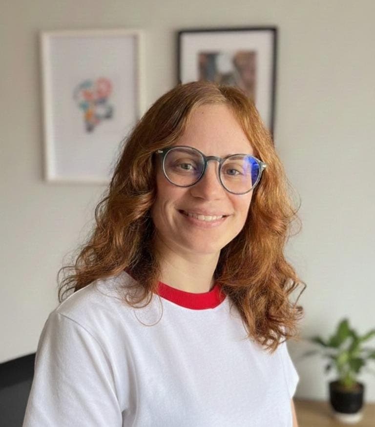 Photo of Cássia Queiroz smiling